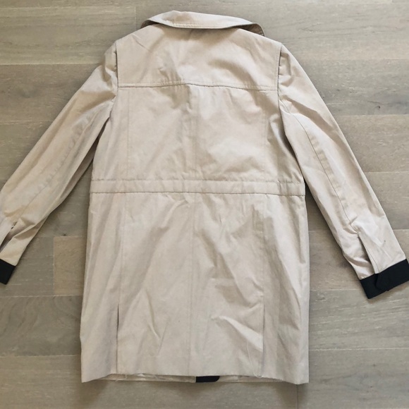 Tan trench coat with leather details - Picture 3 of 4